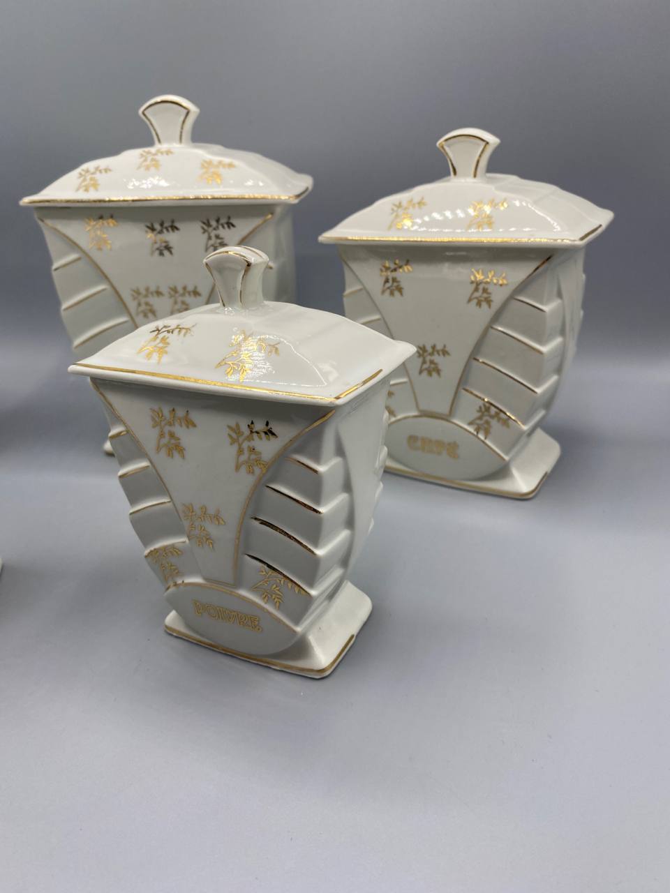 Vue de trois quarts 3 pots à épices Art Déco faïence blanc décor doré inscriptions Farine Sucre Café