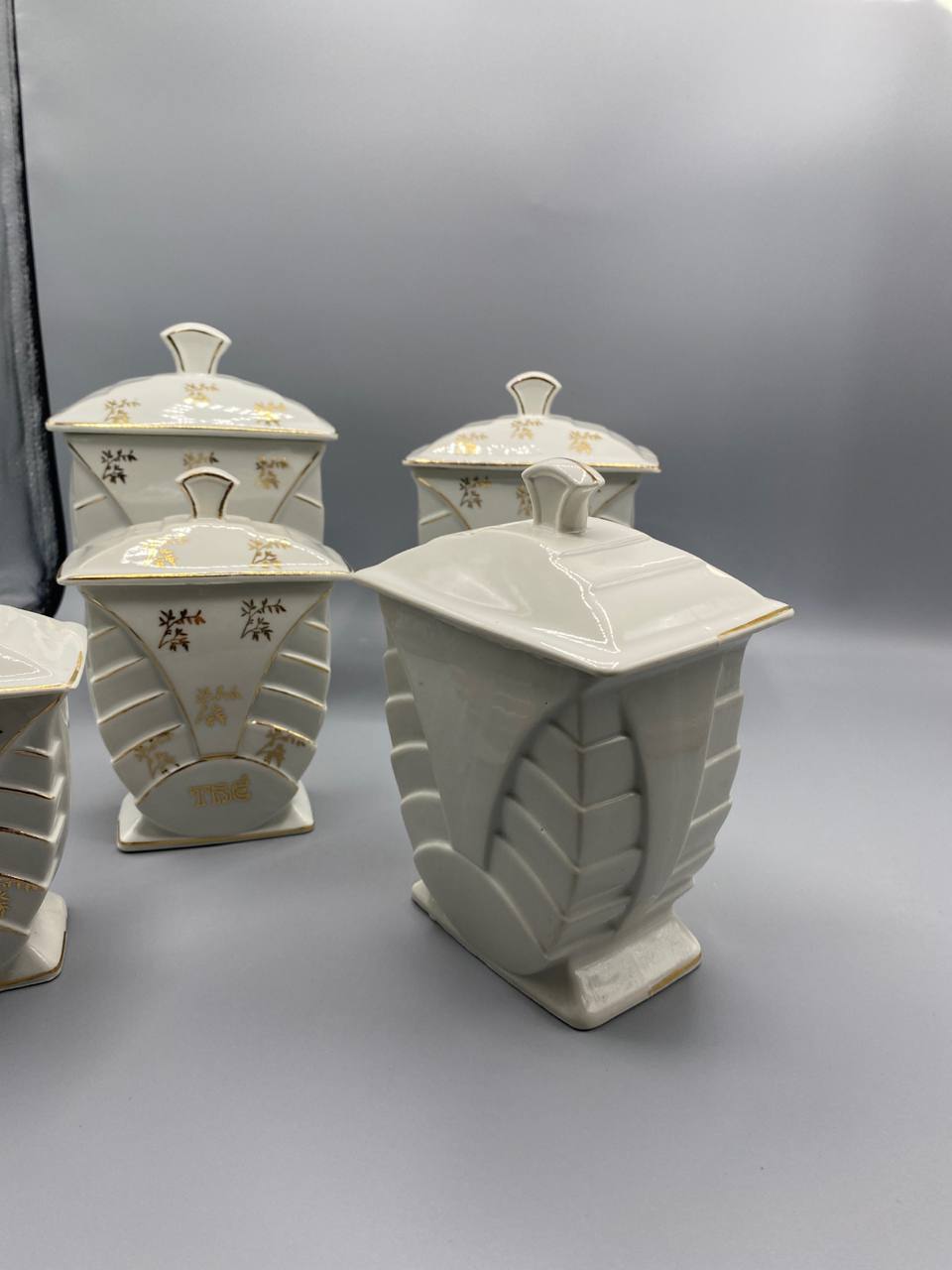 Vue de profil pots à épices Art Déco faïence éclat visible partie basse d’un pot