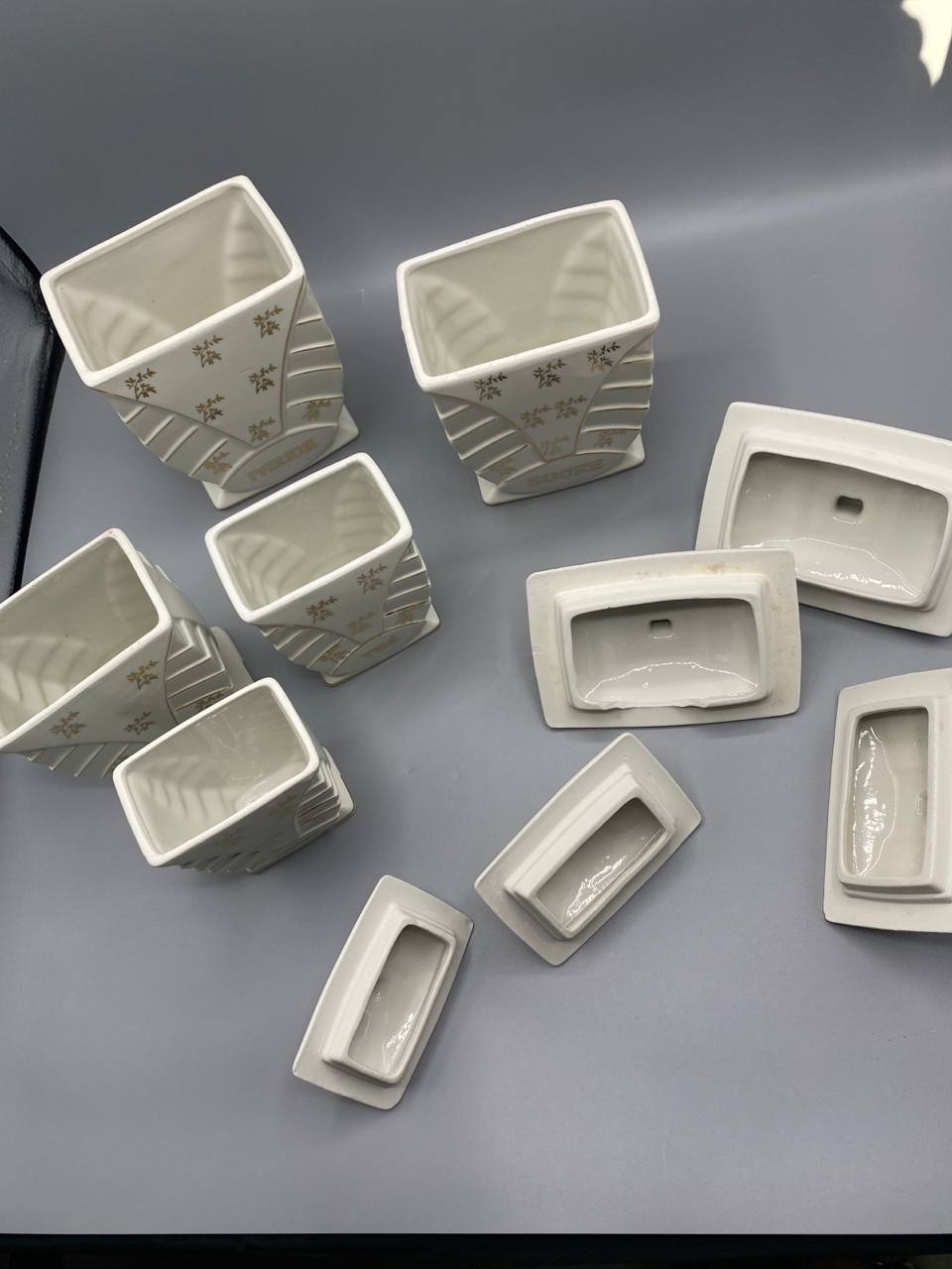 Vue de dessus pots à épices Art Déco faïence couvercles ouverts intérieur émaillé blanc