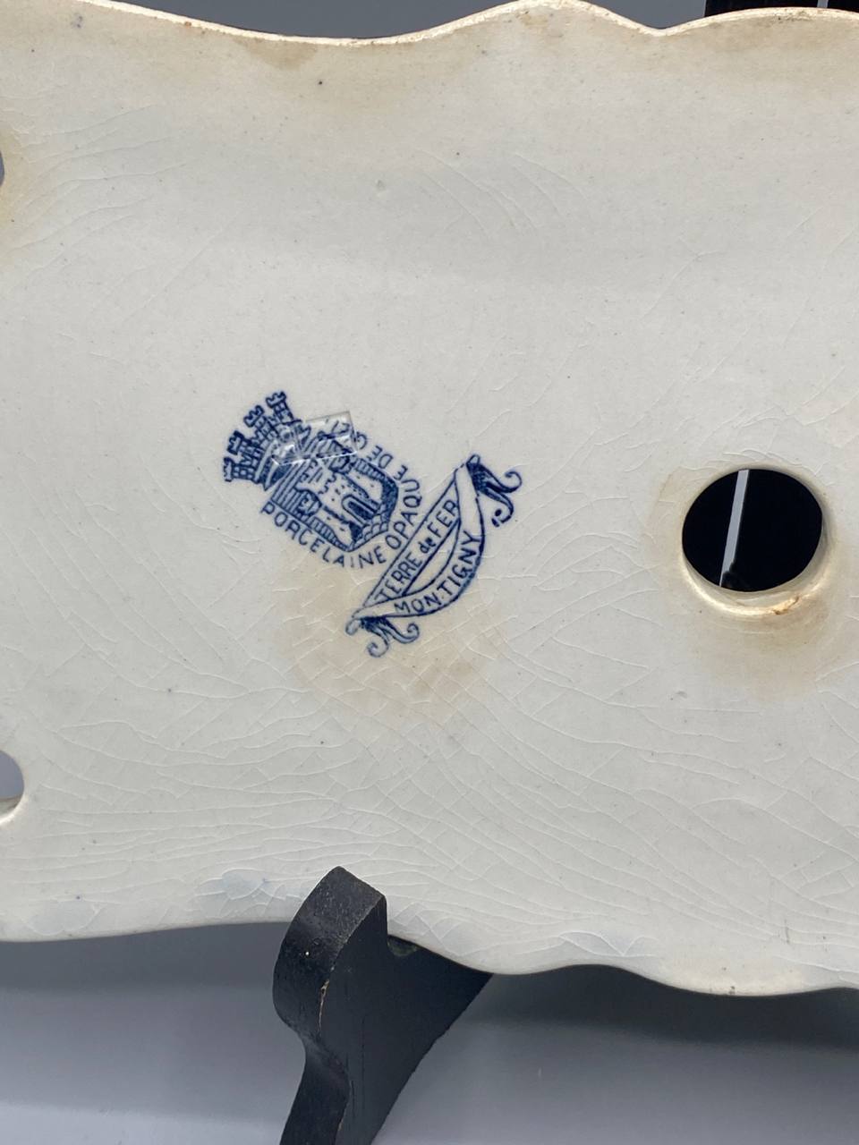 Gros plan tampon Montereau Porcelaine Opaque Libre de Fer revers plaque Vieux Rouen