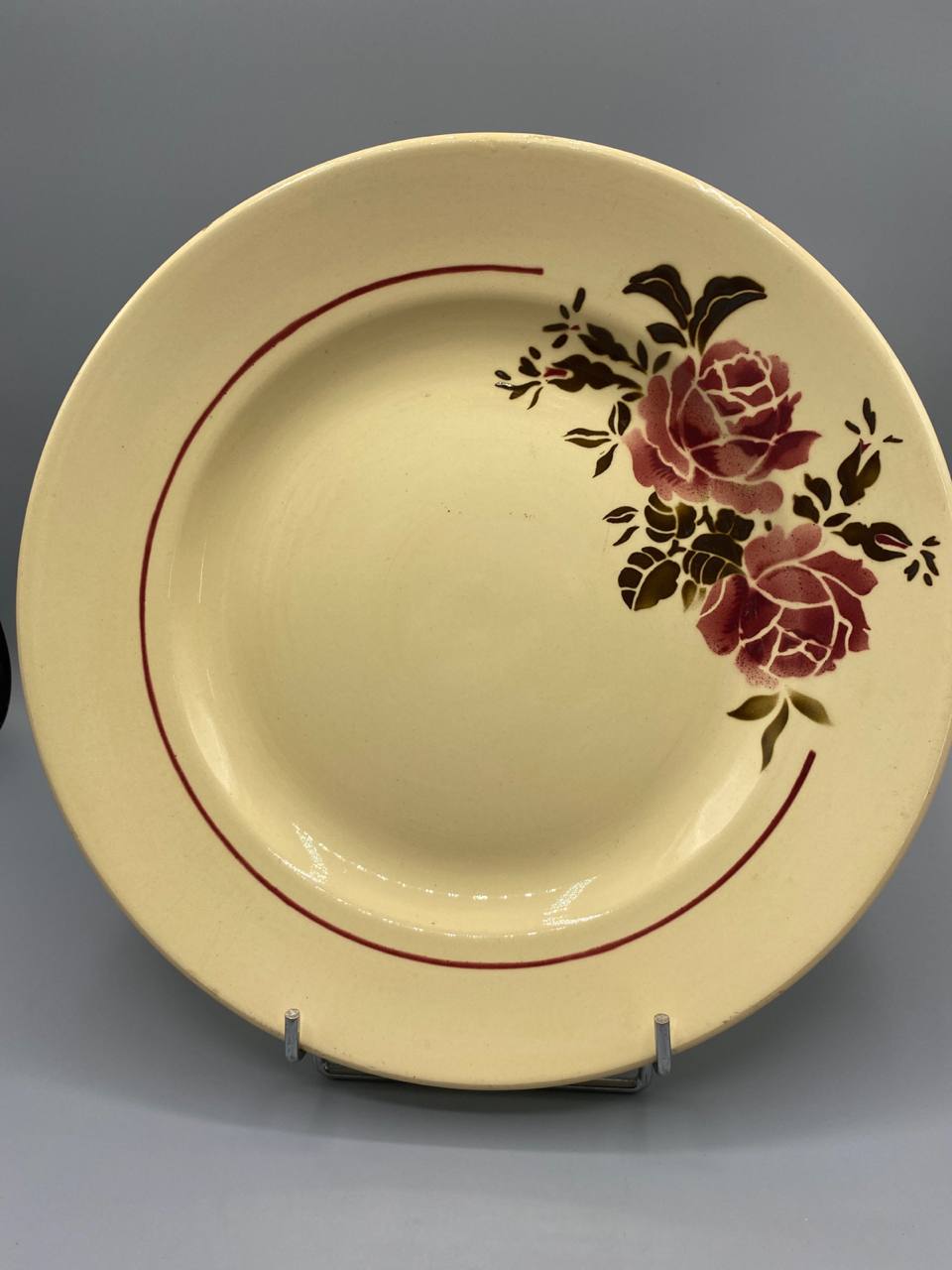 Grand plat faïence crème décor roses roses-bordeaux pochoir feuillage brun-vert double filet bordeaux vue de face