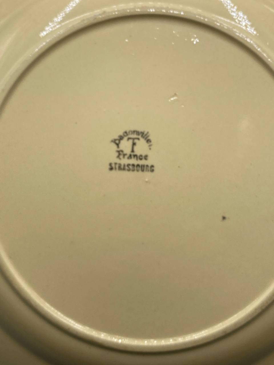Revers grand plat faïence tampon Strasbourg France porcelaine