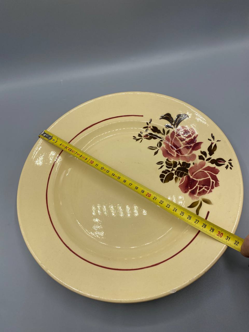 Vue de dessus grand plat faïence crème décor roses pochoir mesure diamètre 30 cm mètre visible
