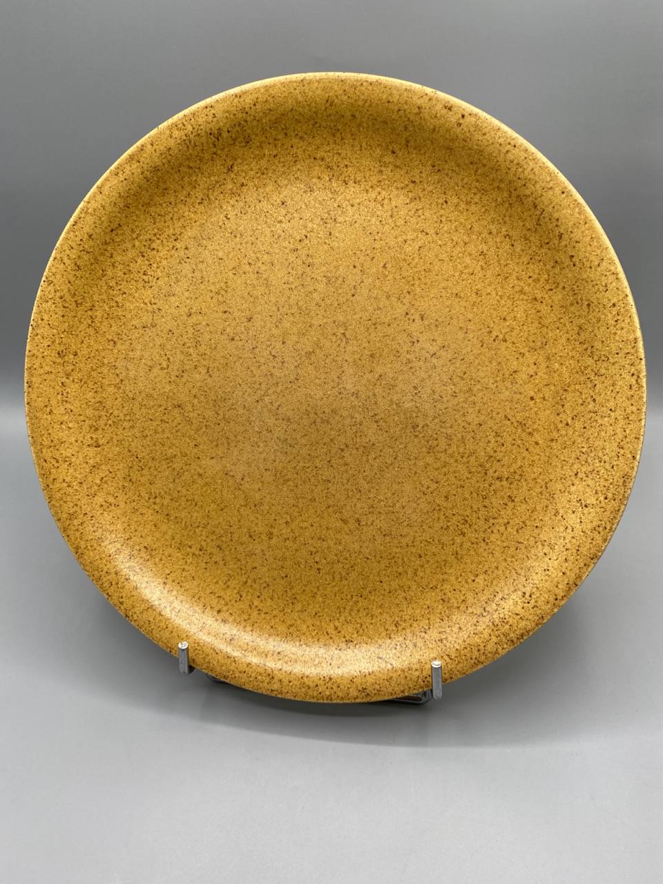 Plat grès glaçure granit ocre doré mouchetée vue de face design français années 1960-1970