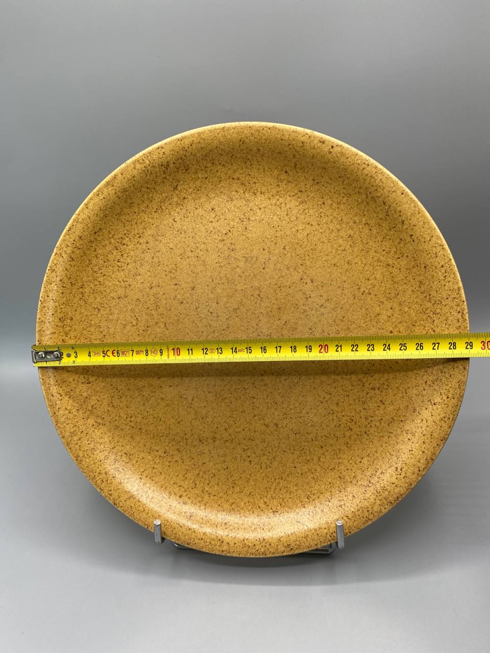 Vue de face plat grès glaçure ocre doré mesure diamètre 28 cm mètre visible