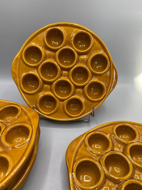 Gros plan alvéoles plat à escargots grès caramel émail brillant