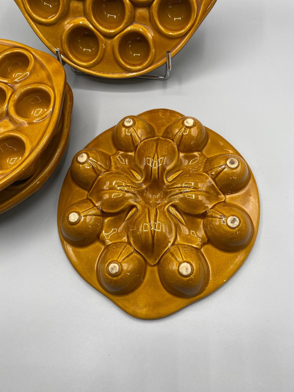 Revers plat à escargots grès caramel décor floral en relief