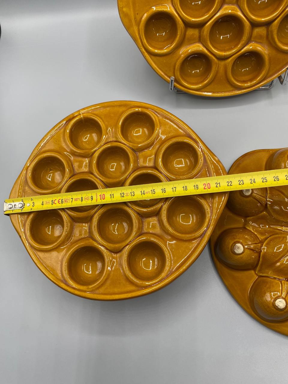 Vue de dessus plat à escargots grès caramel mesure diamètre 24 cm mètre visible