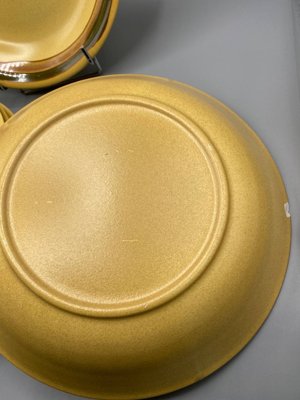 Revers assiette plate grès vintage fond beige sable non émaillé pied annulaire