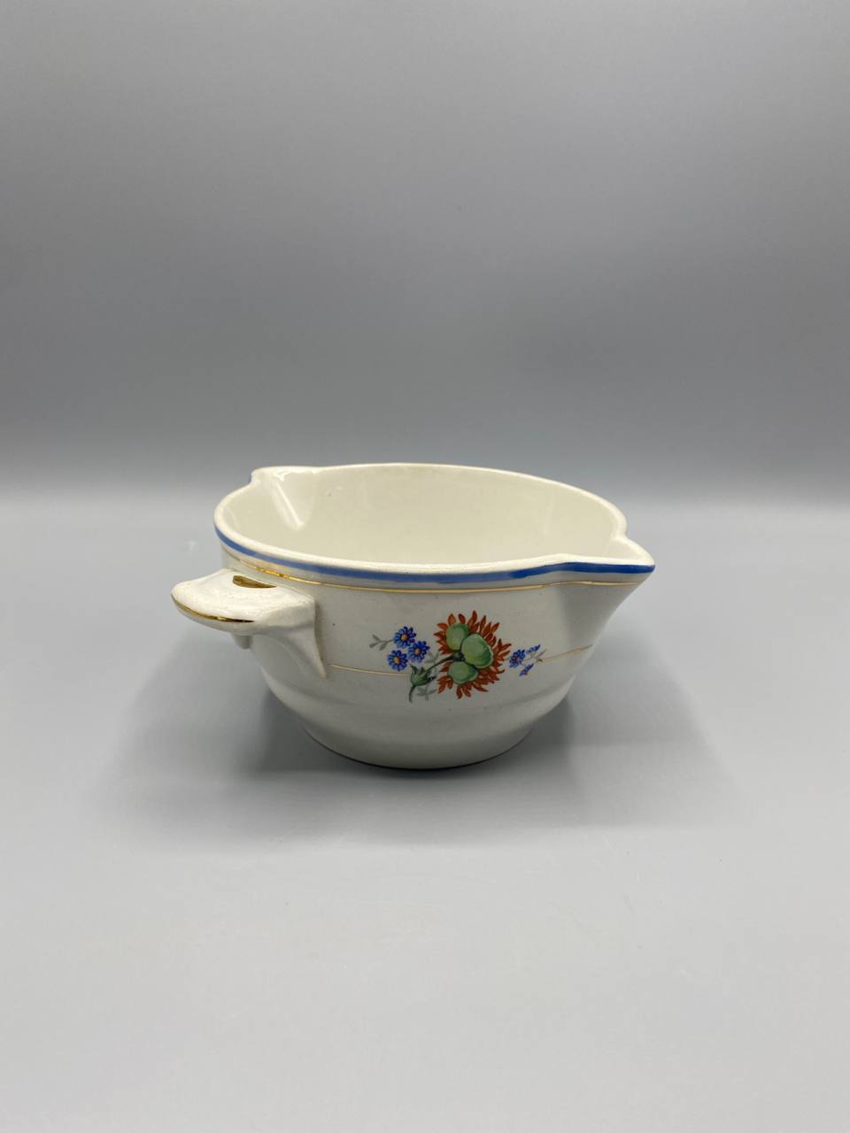 Saucière semi-porcelaine Saint-Amand-Hamage décor floral tournesol bleuets filet bleu doré vue de face