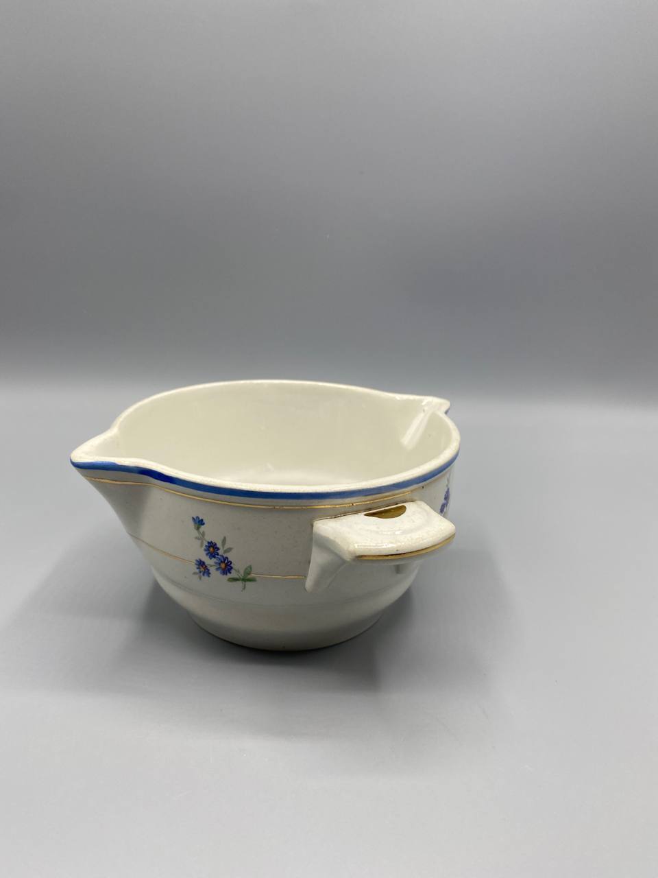 Saucière semi-porcelaine Saint-Amand-Hamage décor brins lavande bleue filet bleu doré vue de profil