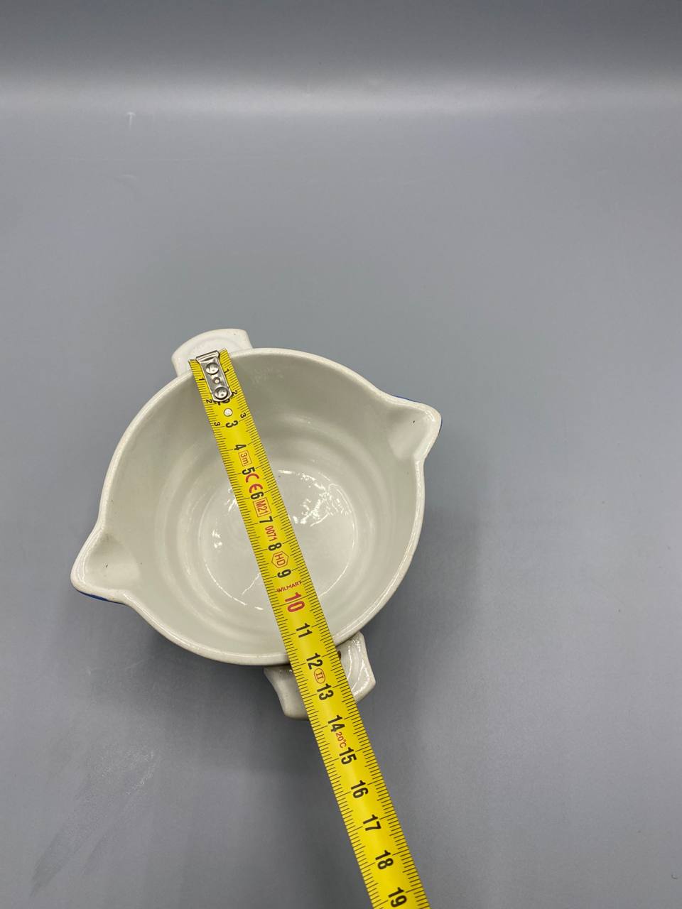 Vue de dessus saucière semi-porcelaine Saint-Amand-Hamage mesure diamètre intérieur 12 cm mètre visible