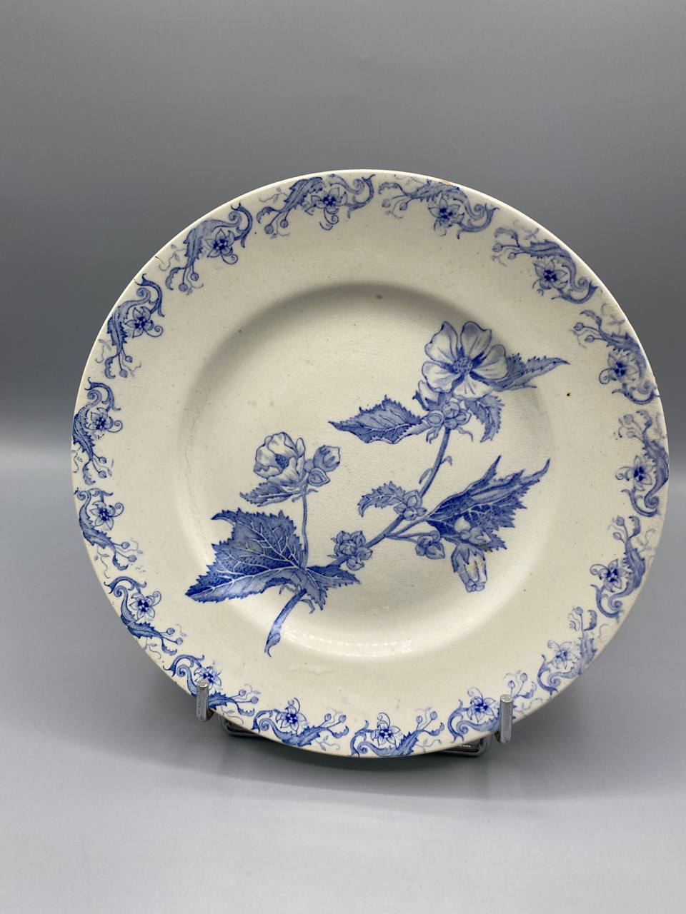 Compotier sur pied faïence fine Saint-Amand Richelieu décor anémone bleu lavande frise rinceaux vue de face