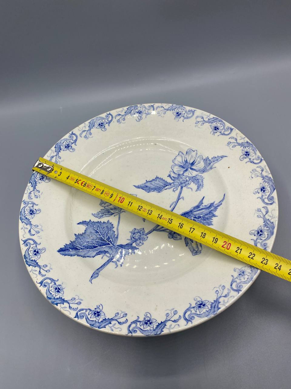 Vue de dessus compotier faïence Saint-Amand Richelieu mesure diamètre 22 cm mètre visible