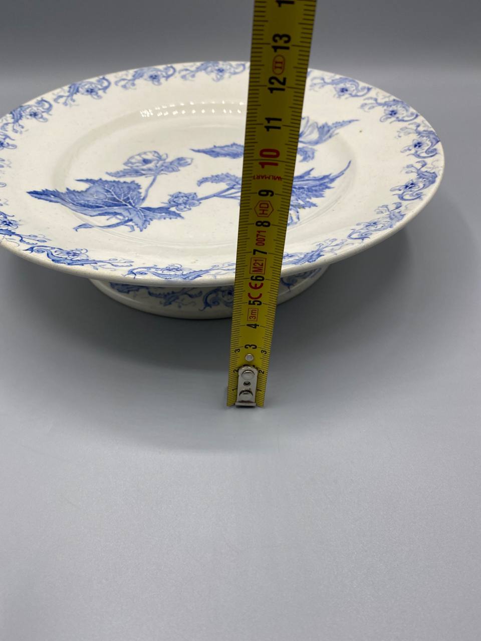 Vue de profil compotier faïence Saint-Amand Richelieu mesure hauteur 9 cm mètre visible