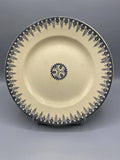 Assiette faïence fine Sarreguemines modèle Alger décor houx bleu indigo médaillon central vue de face
