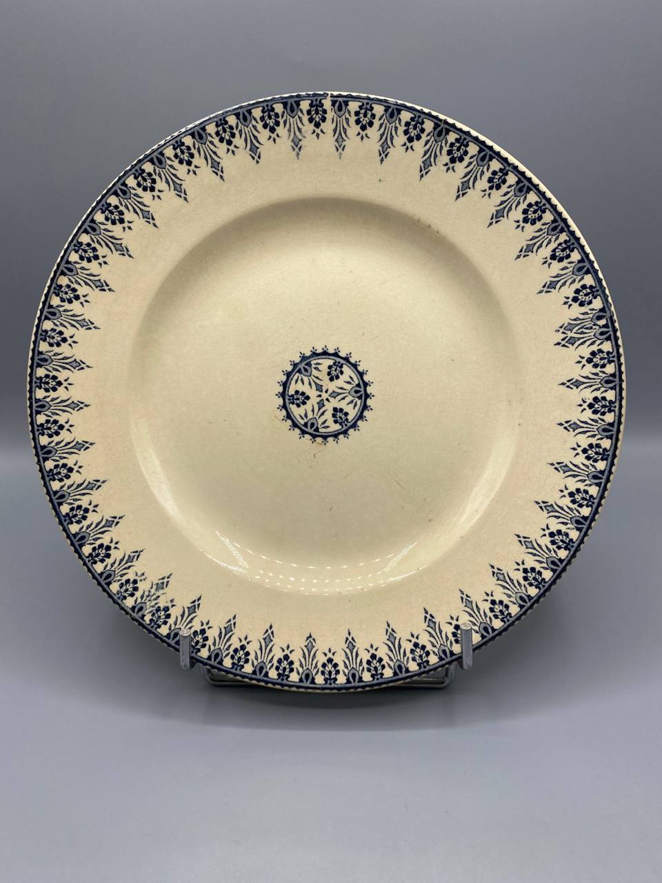 Assiette faïence fine Sarreguemines modèle Alger décor houx bleu indigo médaillon central vue de face