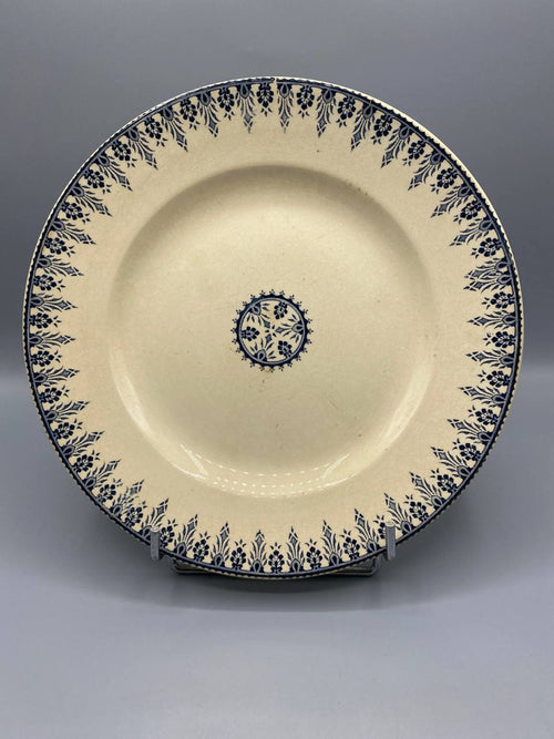 Assiette faïence fine Sarreguemines modèle Alger décor houx bleu indigo médaillon central vue de face