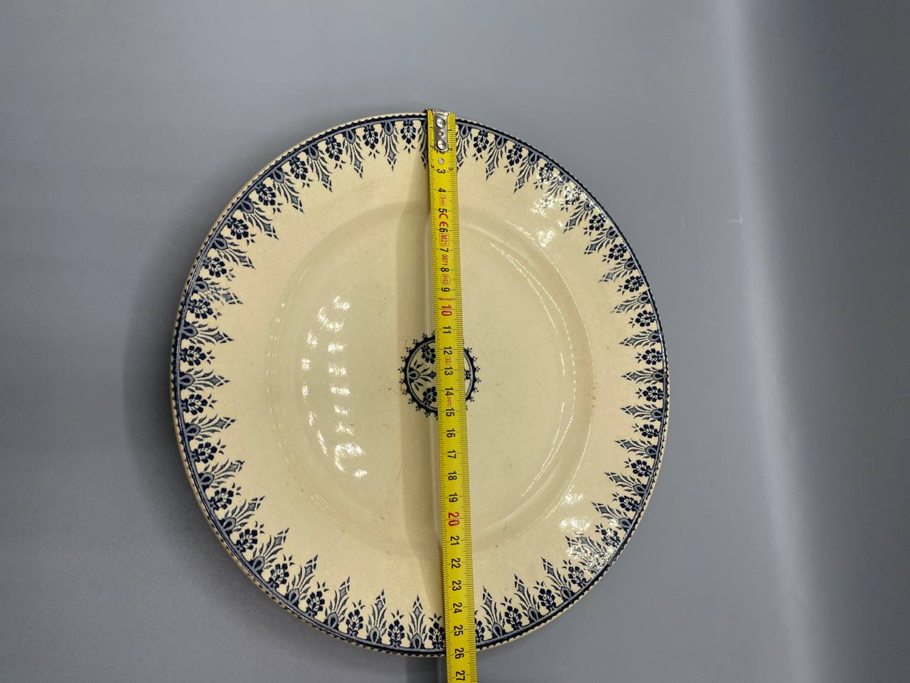 Vue de dessus assiette faïence Sarreguemines Alger mesure diamètre 24 cm mètre visible