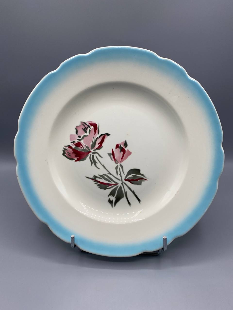 Plat faïence fine Sarreguemines Richelieu roses pochoir cramoisi bord festonné bleu ciel vue de face