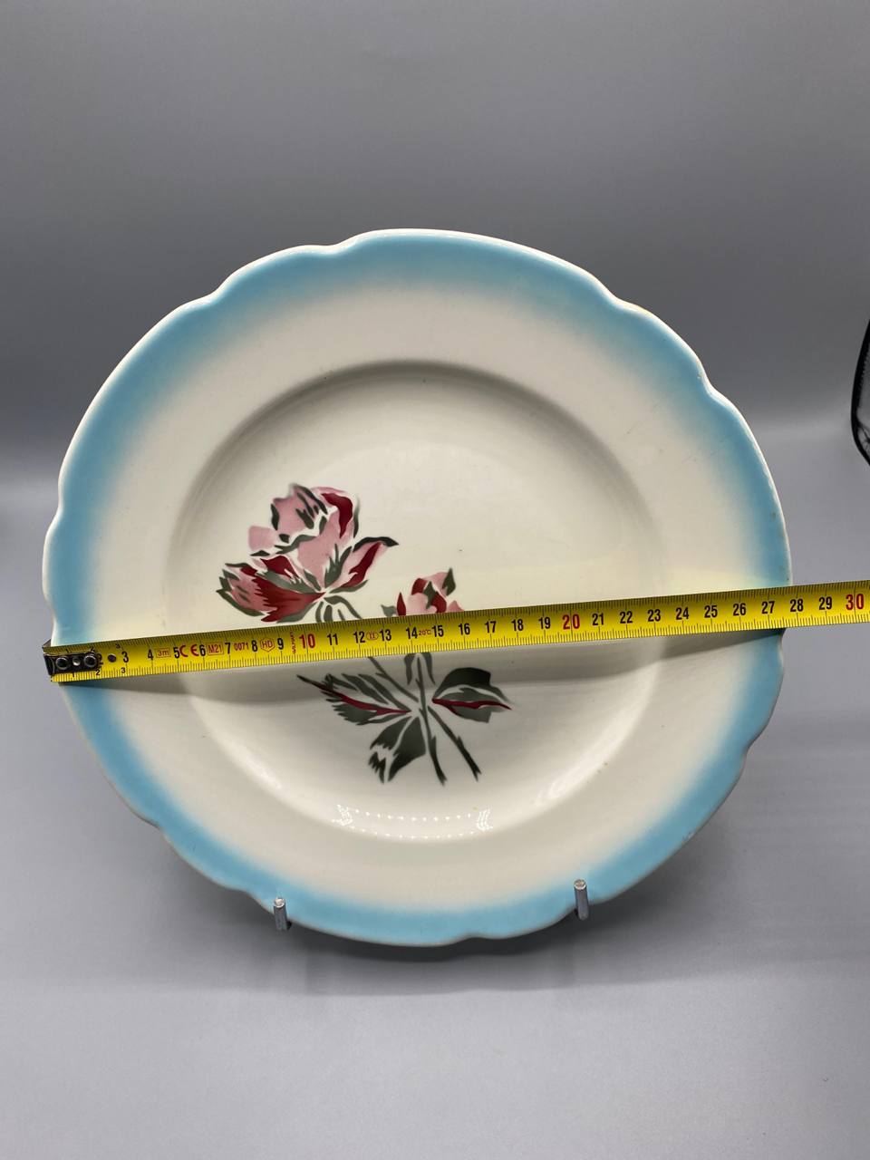 Vue de dessus plat faïence Sarreguemines Richelieu mesure diamètre 28 cm mètre visible