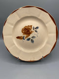 Plat creux faïence fine Digoin-Sarreguemines rose thé ambrée pochoir feuillage bleu ardoise bord brun tabac vue de face