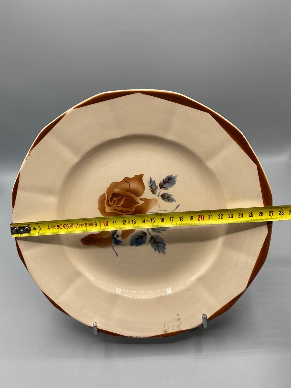 Vue de dessus plat creux faïence Digoin-Sarreguemines mesure diamètre 26 cm mètre visible