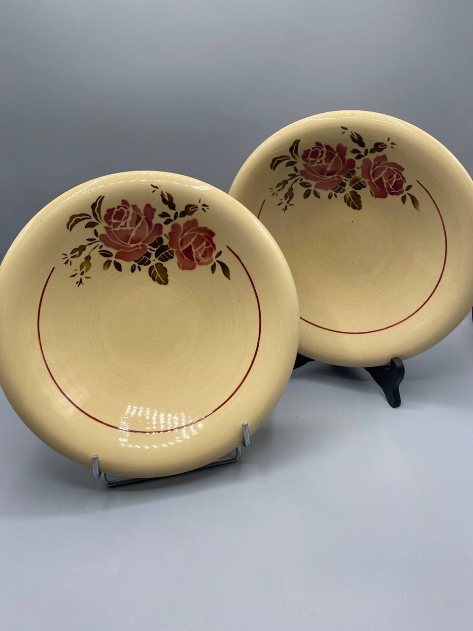 2 assiettes creuses faïence fine Bagnol Frères Strasbourg roses pochoir cramoisi vieux-rose fond ivoire vue d’ensemble