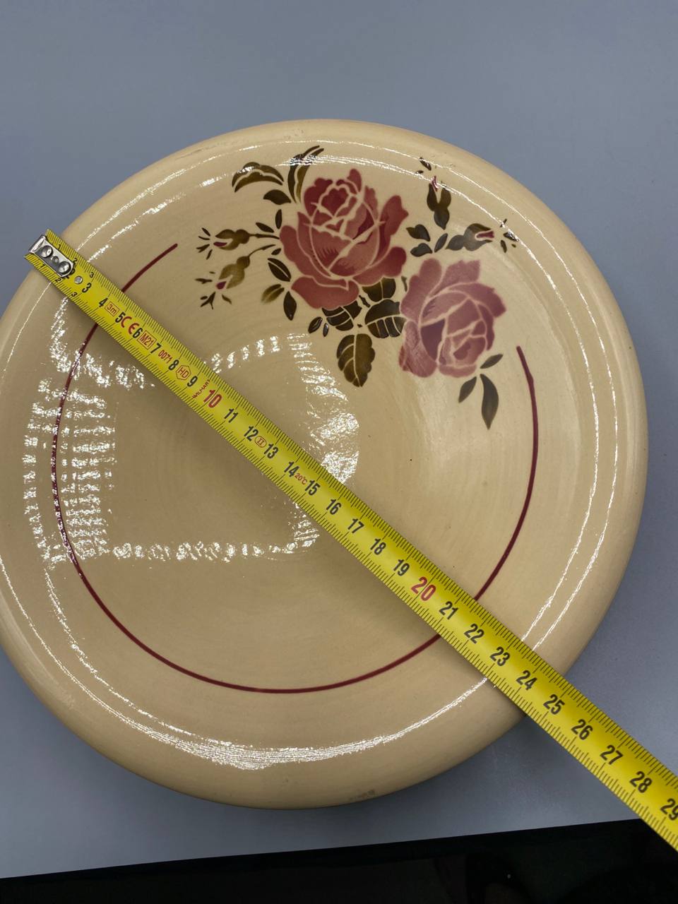 Vue de dessus assiette creuse faïence Bagnol Frères Strasbourg mesure diamètre 27 cm mètre visible