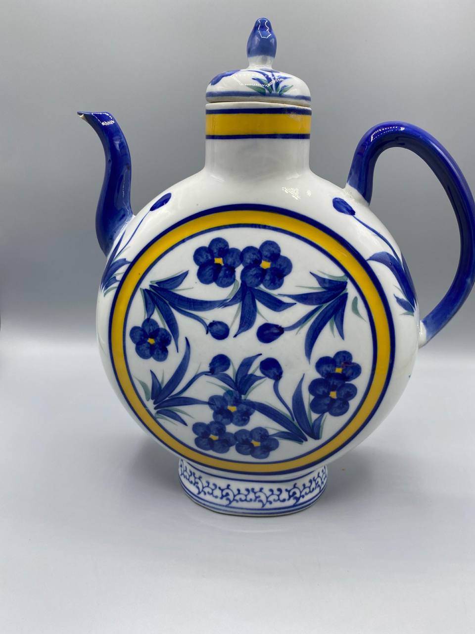 Théière gourde porcelaine peinte main décor floral bleu cobalt jaune style Jaipur vue de face