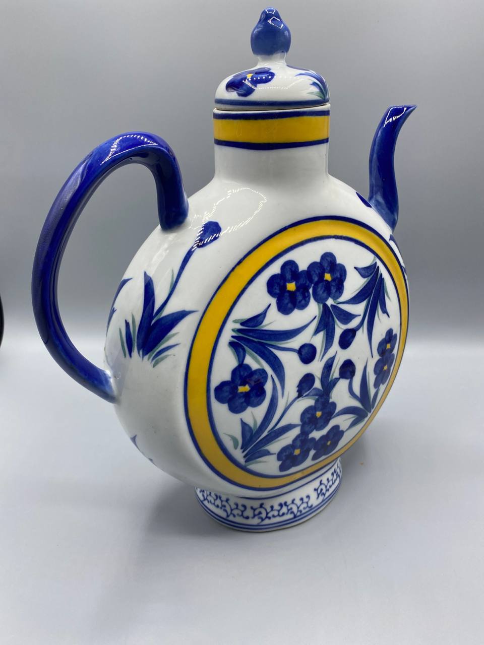 Théière gourde porcelaine peinte main vue de profil anse bleu cobalt bec verseur