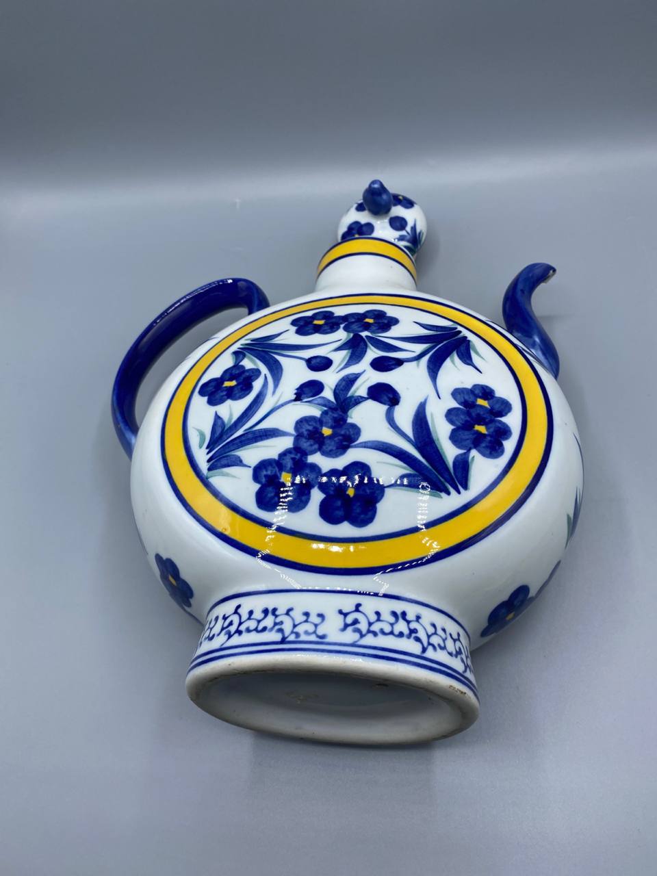 Théière gourde porcelaine vue de dessus décor médaillon floral bleu cobalt jaune