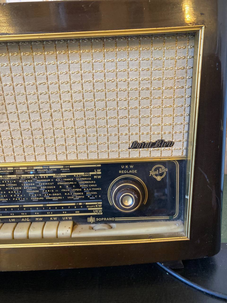 Gros plan façade radio Point Bleu Soprano bouton réglage UKW bandeau stations signature cursive