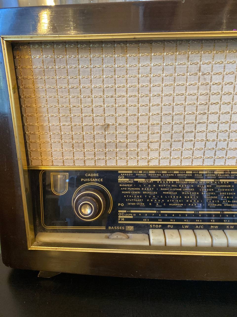 Gros plan façade radio Point Bleu Soprano bouton cadre puissance touches présélection ivoire bandeau stations