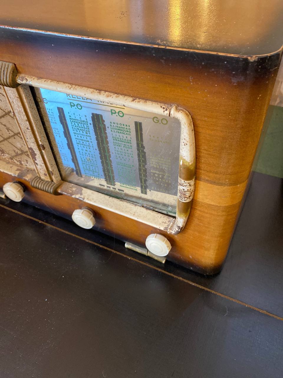 Gros plan cadran stations radio Art Déco colonnes OC PO GO Andorre Luxembourg Paris Bordeaux fond bleu