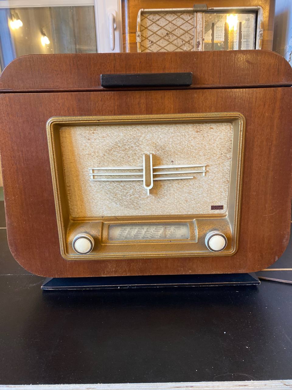 Radio tourne-disque Ducretet-Thomson coffret bois massif acajou socle noir vue de face couvercle fermé