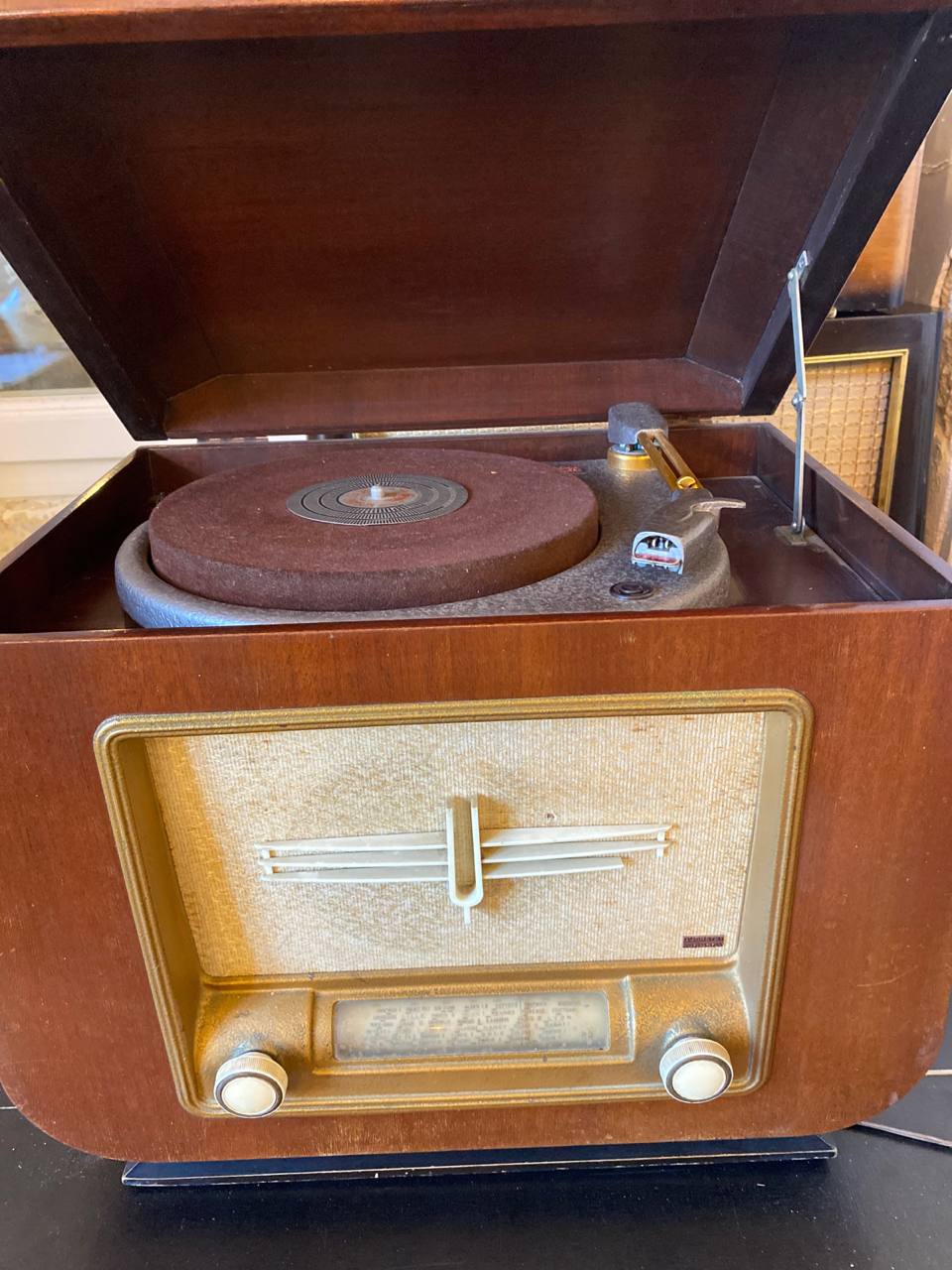Radio tourne-disque Ducretet-Thomson couvercle ouvert plateau tourne-disque bras lecture chromé doré feutre bordeaux