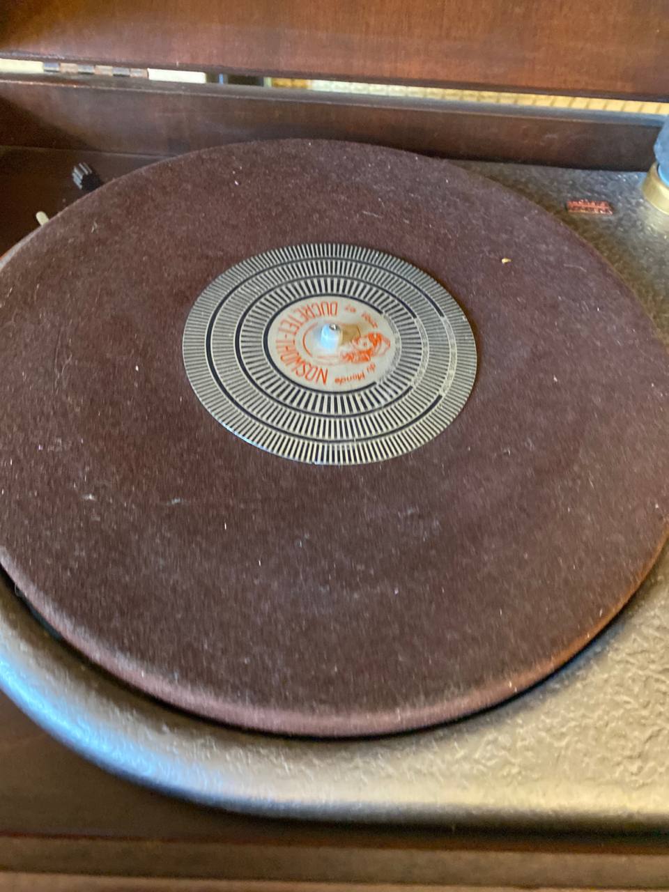 Gros plan plateau tourne-disque Ducretet-Thomson disque adaptateur rouge argent feutre bordeaux d'origine