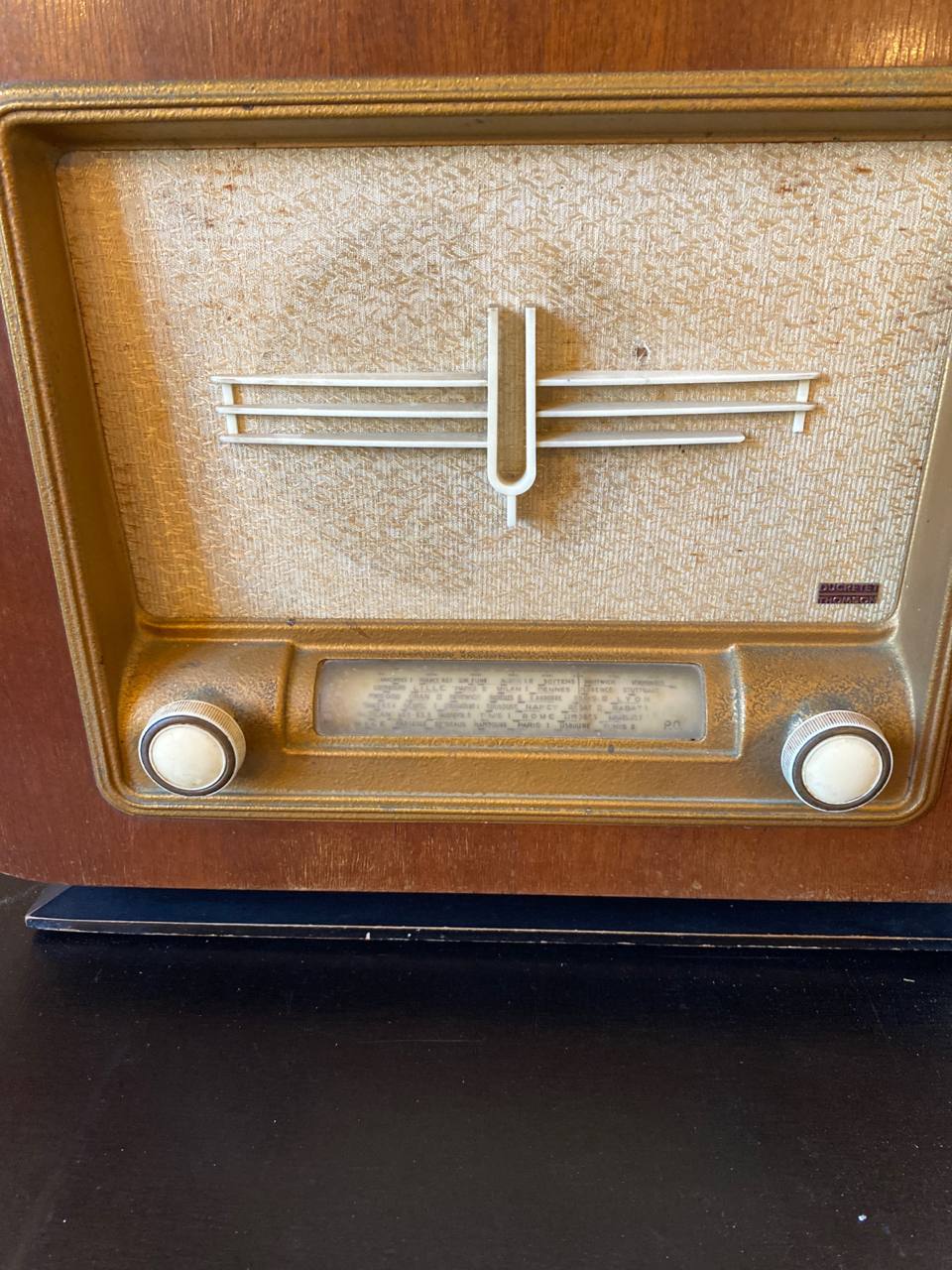 Façade radio Ducretet-Thomson aiguille diapason chromé bandeau stations encadrement doré texturé deux boutons blancs