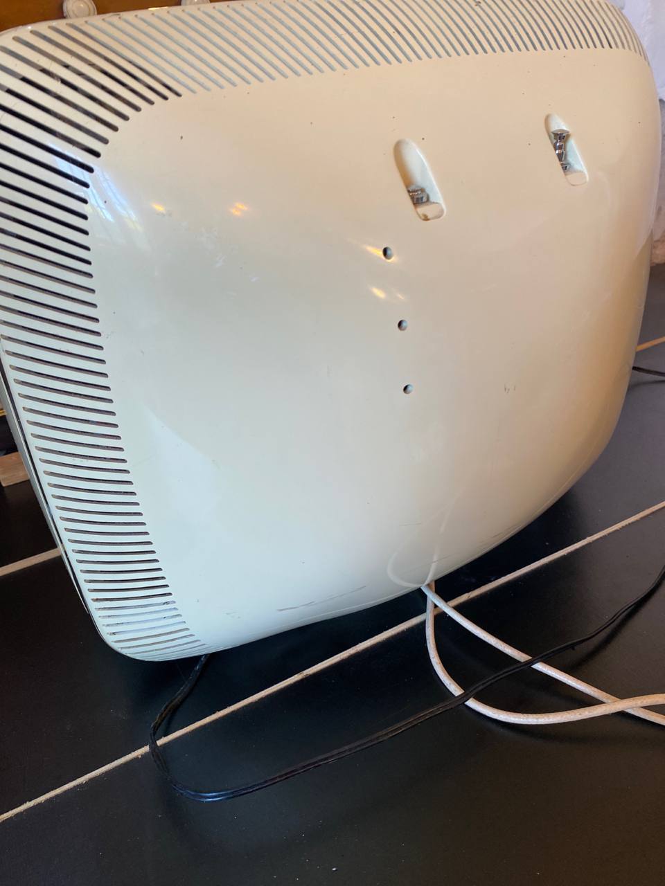 Dos téléviseur Continental Edison coffret plastique blanc nervuré ventilation socle noir câble antenne
