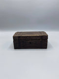 Coffret bois sculpté brun décor volutes rinceaux relief ferrures laiton doré couvercle fermé vue de face