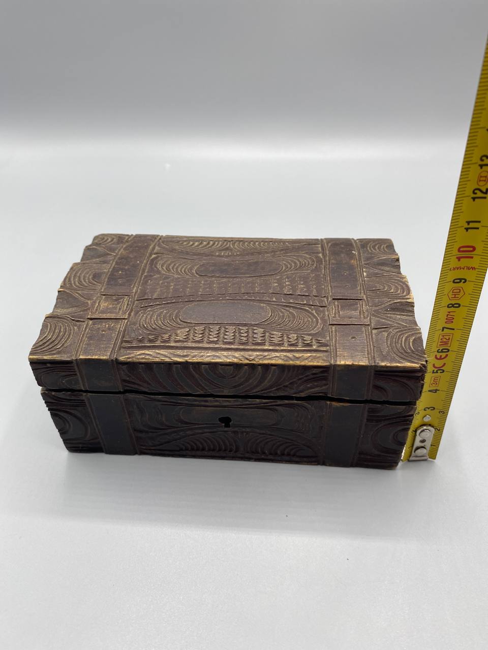 Coffret bois sculpté couvercle fermé vue de dessus décor central volutes géométriques mesure largeur 11 cm