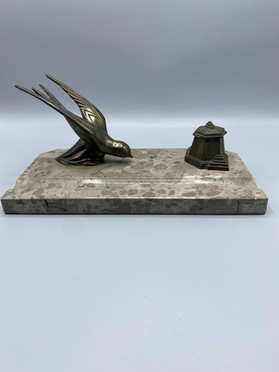 Encrier Art Déco hirondelle bronze doré vol piqué socle marbre griotte encrier hexagonal vue de face