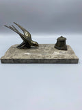Encrier Art Déco hirondelle bronze doré vol piqué socle marbre griotte encrier hexagonal vue de face