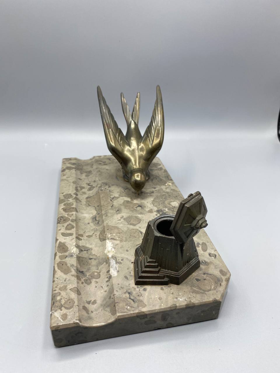 Encrier Art Déco hirondelle bronze doré vue de dessus encrier hexagonal couvercle articulé ouvert