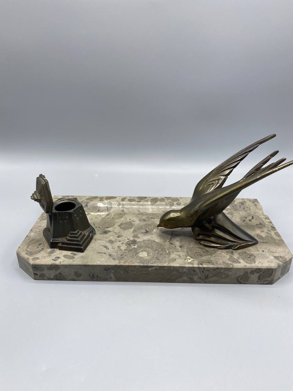 Encrier Art Déco hirondelle bronze doré vue de profil côté encrier hexagonal socle gradins