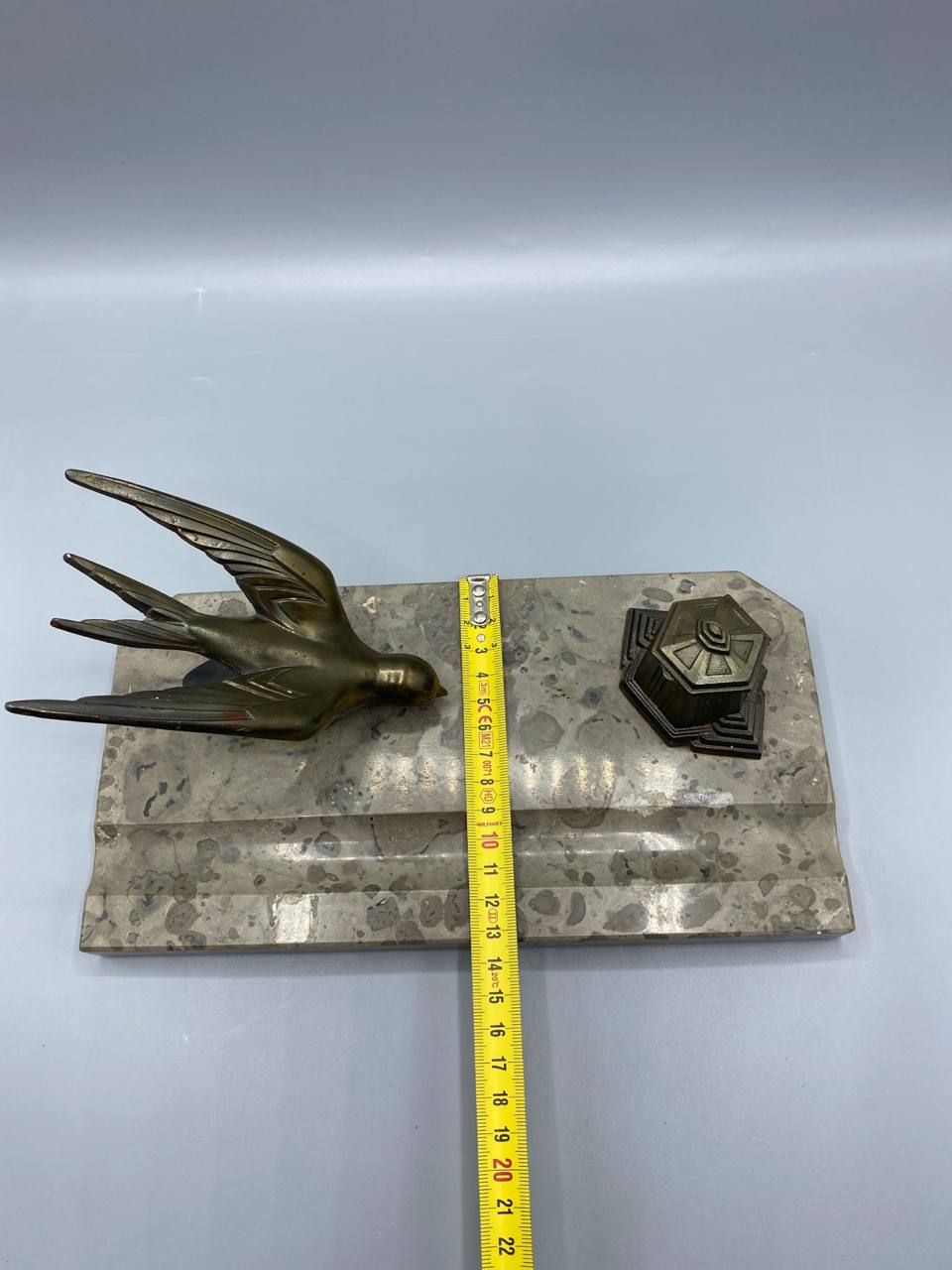 Encrier Art Déco vue de dessus mesure largeur 13 cm mètre visible hirondelle bronze encrier hexagonal