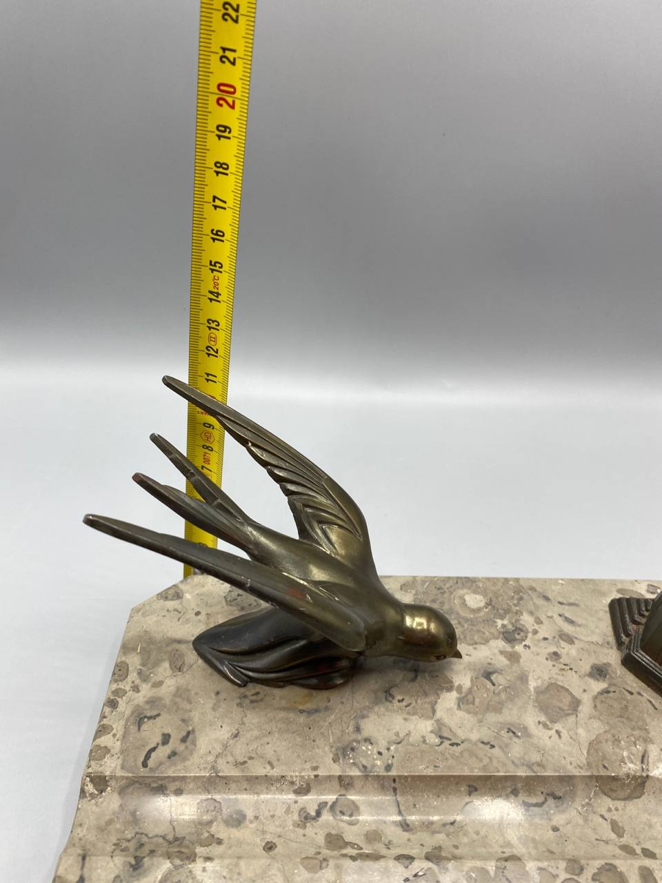 Gros plan hirondelle bronze doré Art Déco plumes ciselées queue fourchue mesure hauteur 12 cm