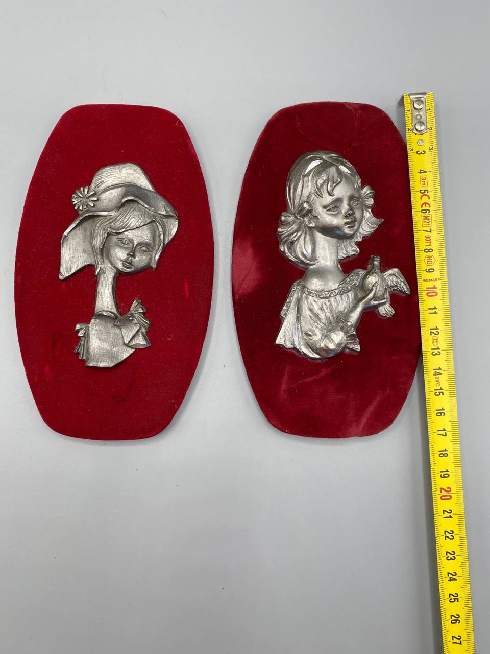2 plaques décoratives velours rouge mètre mesure hauteur 22 cm vue ensemble