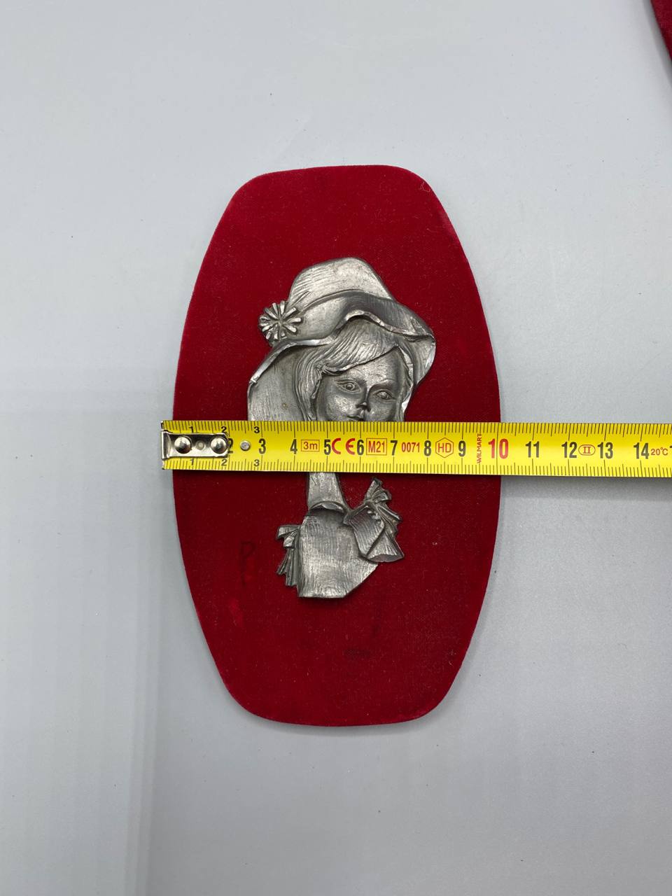 Plaque décorative fillette chapeau mètre mesure largeur 13 cm velours rouge étain